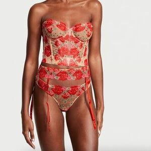 NWT Victoria’s Secret Floral Embroidery Garter Belt